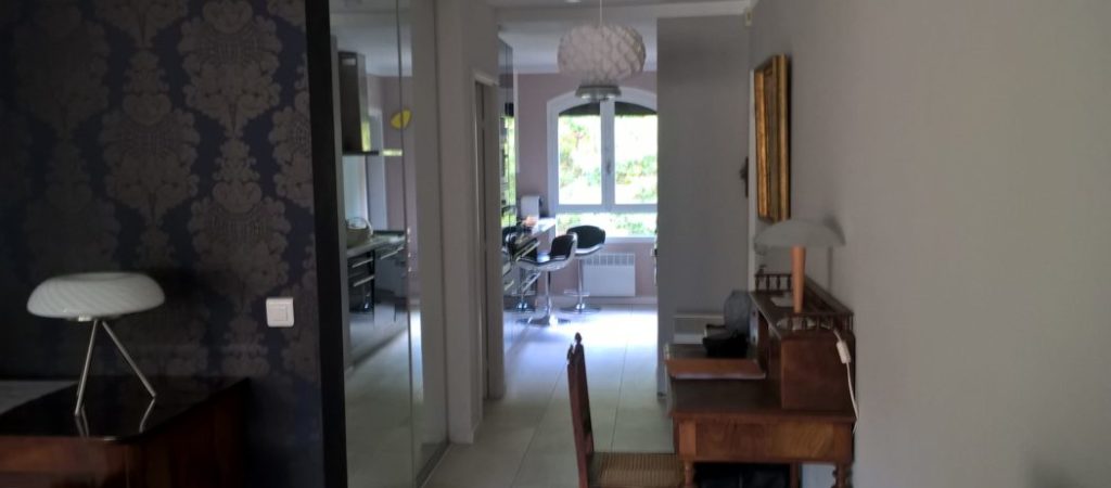 Location meublé T2 GERMONT pour cure à Amélie les Bains - Cuisine moderne équipée