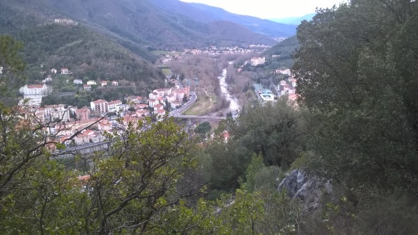 Randonnées Pyrénées Orientales vue sur Amélie les bains et les gorges de Mondony